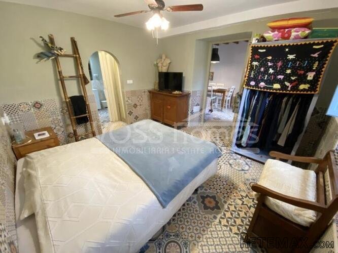 NEW TO VOSS HOMES - A full of character, 2 storey, end.. - 17
