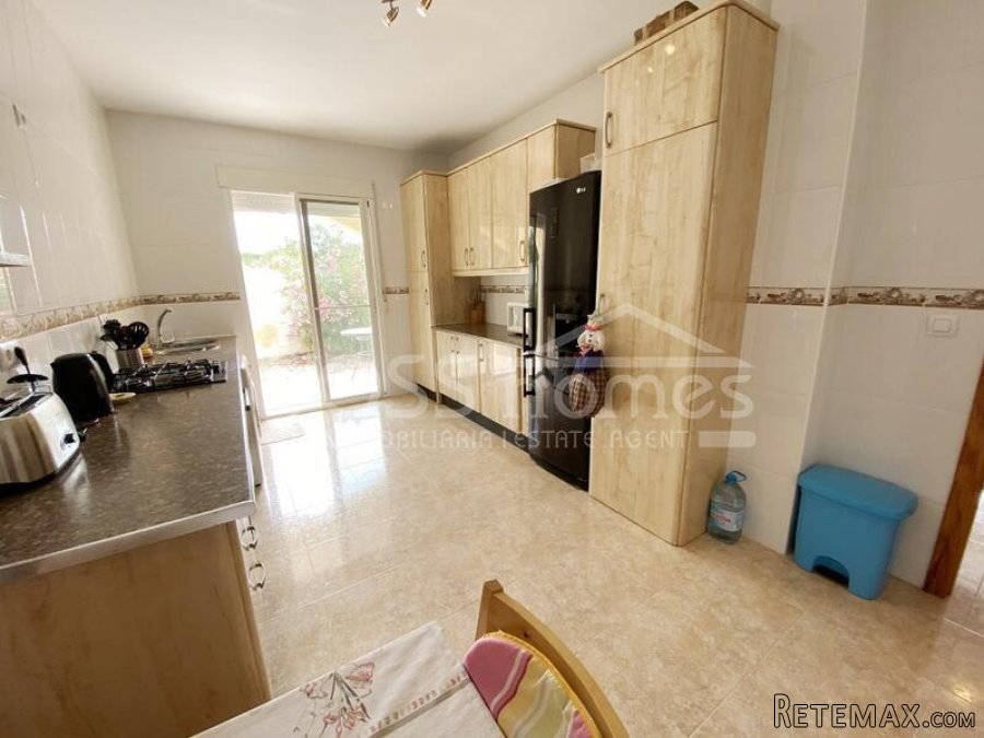 An impressively presented, 3 bed, 2 bath Villa for sale in.. - 18