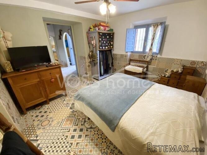 NEW TO VOSS HOMES - A full of character, 2 storey, end.. - 18