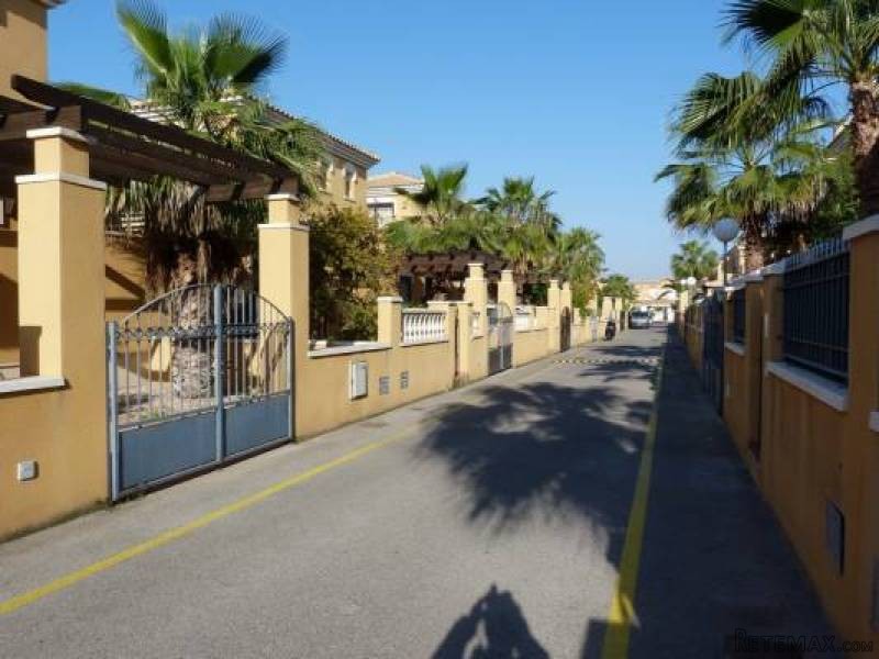 3 Bedroom 2 Bathroom Townhouse In.. - 2