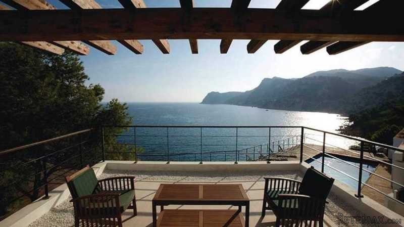 Villa on the first sealine