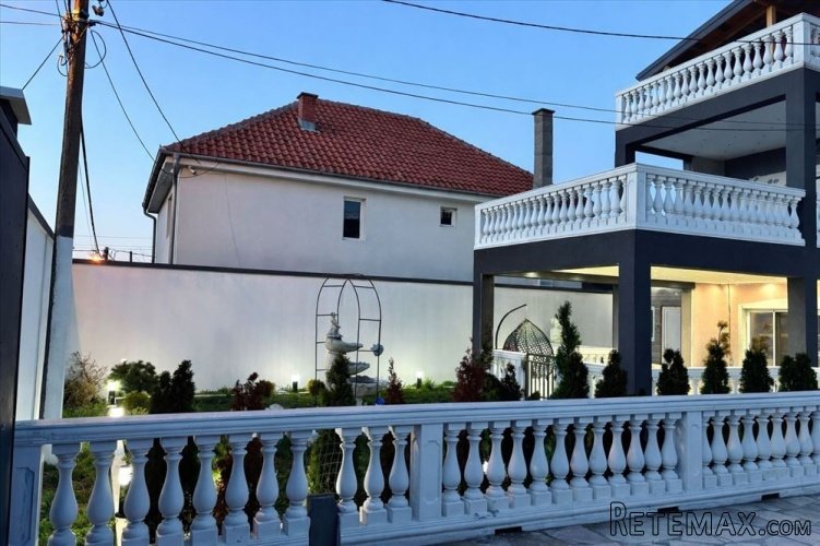 Palilula-Borca 220m2+75m2 na 6.5ari placa