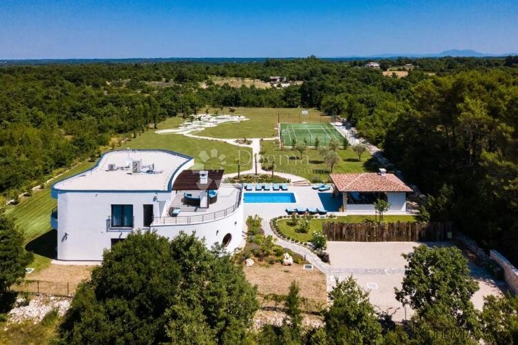 Jedinstvena vila na osami sa teniskim i golf terenom