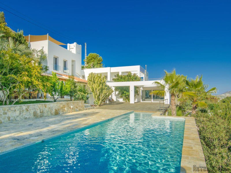5 Bedrooms - Villa - Alicante - For Sale