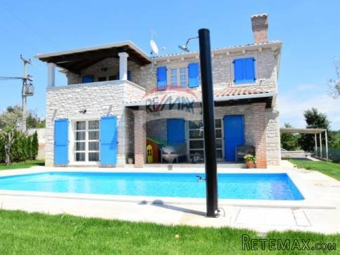 Kamena vila s bazenom