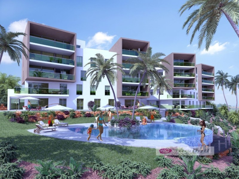 Building with pool 600 m from the Beach..