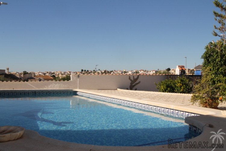 This fantastic villa is located to the south in a luxury.. - 2