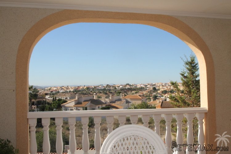 This fantastic villa is located to the south in a luxury.. - 3