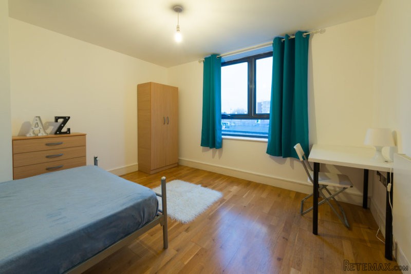 Single with double bed near Canary..