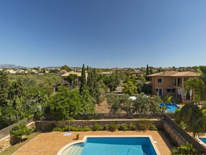 Lovely Family Home In Quiet Residential..