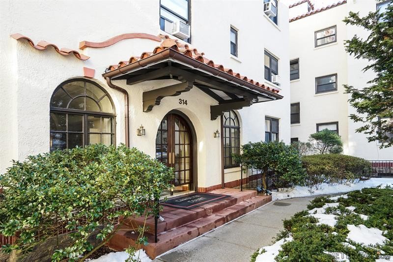 2 bedroom Commercial Property For Sale:..