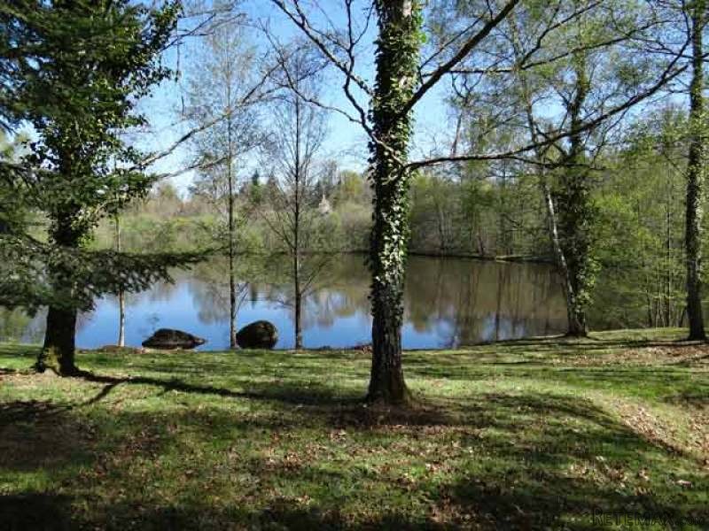 Dordogne : Lake Of ~1,28 Ha On ~2,02 Ha.. - 2