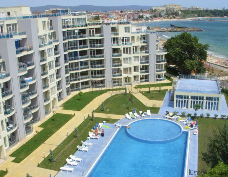 Studio with terrace overlooking the sea..
