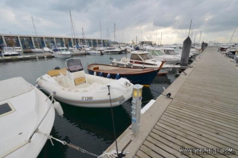 ROSES: Mooring in the yacht harbour of..