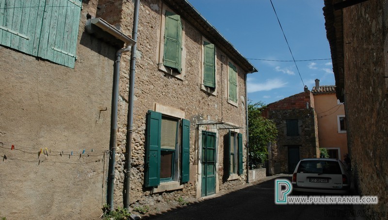 Unmodernised Village House With 5..