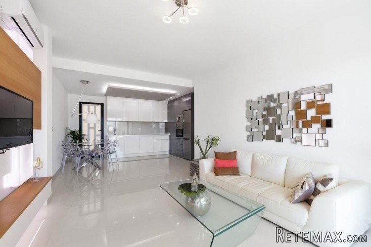 Beautiful new complex with 2 and 3 bedroom apartments. The.. - 2