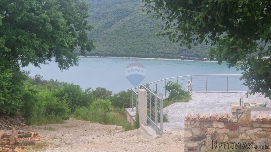 Istra,Trget- Građevinsko zemljište s pogledom na more, 1 km - 2