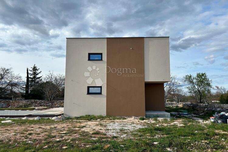KANFANAR – funkcionalna kuća na prostranoj okućnici s bazeno - 2