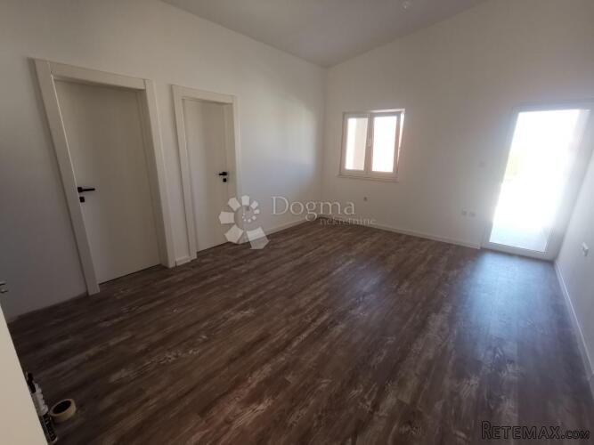 ROGOZNICA - Tri moderna stana u novogradnji 100 m od plaže