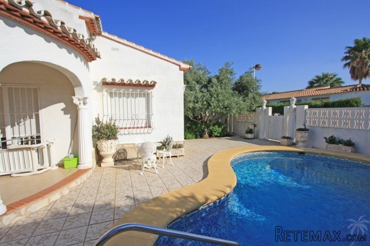 Nice villa for sale at just 600 m far from the beach in Els.. - 3