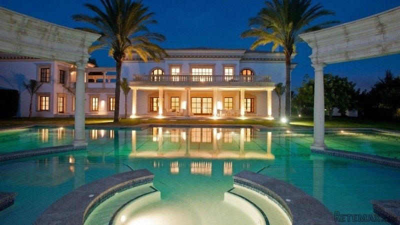 Luxury Mansion Set In A Huge And..
