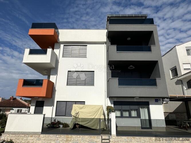 PETRČANE PENTHOUSE UZ MORE !!