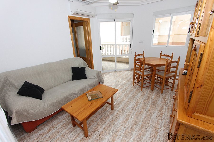 Apartamento a tan solo 250m2 de la playa de La Mata. En..