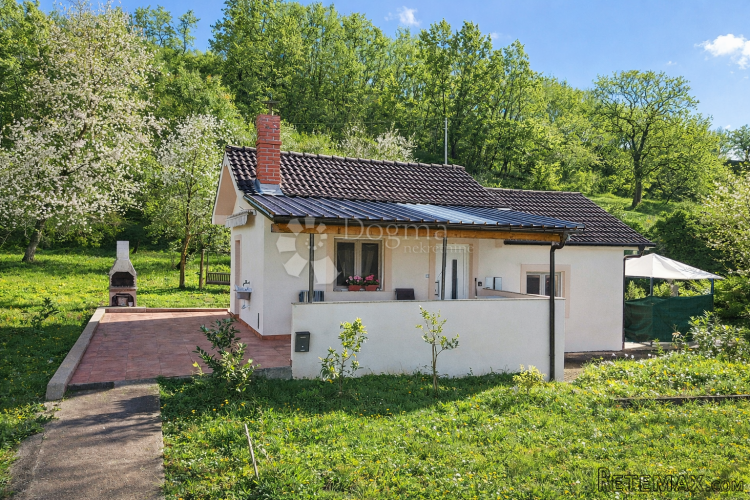 Renovirana namještena prizemnica s prostranom okućnicom