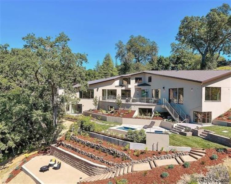 Absolutely stunning Modern Contemporary..