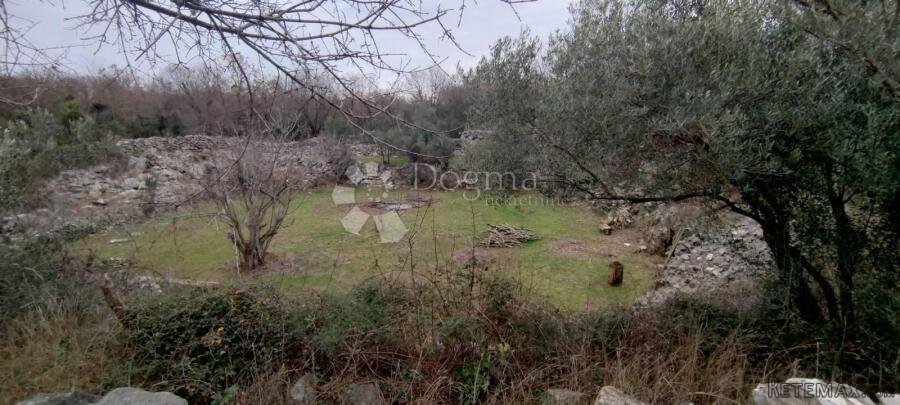 POLJOPRIVREDNO ZEMLJIŠTE BLIZU GRAĐEVINSKE ZONE - KORNIĆ