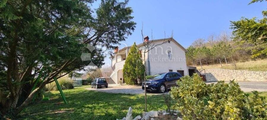 Kuća sa 2 stana i prostranom građevinskom okućnicom