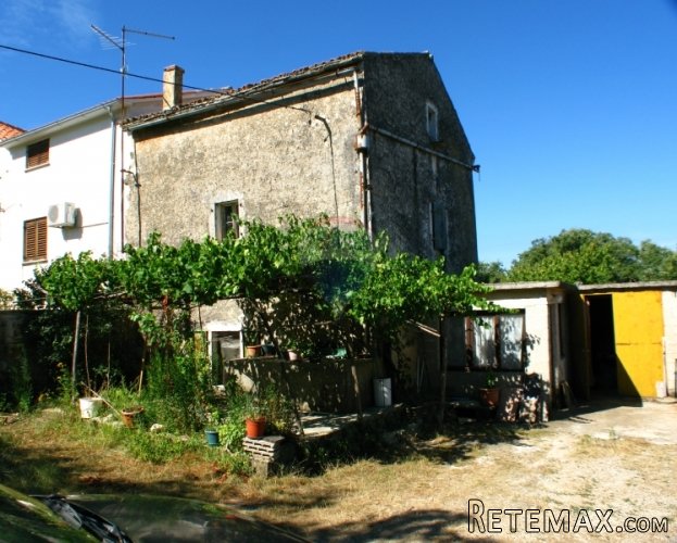 SVETI LOVREČ, KAMENA KUĆA ZA ADAPTACIJU I 13000 M2 ZEMLJIŠTA