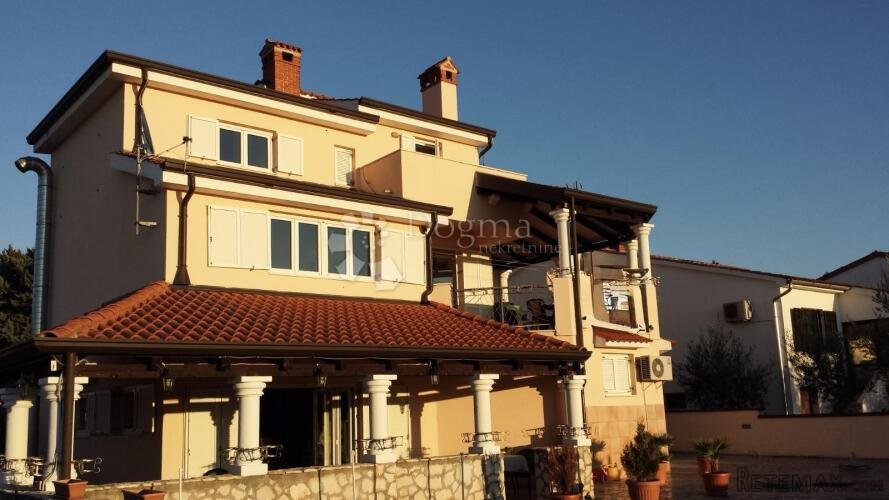 Istra – Kuća s ugostiteljskim prostorom + parcelom za parkin