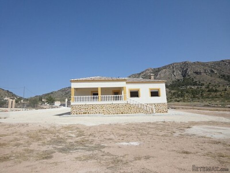 3 BED DETACHED VILLA ON A LARGE..