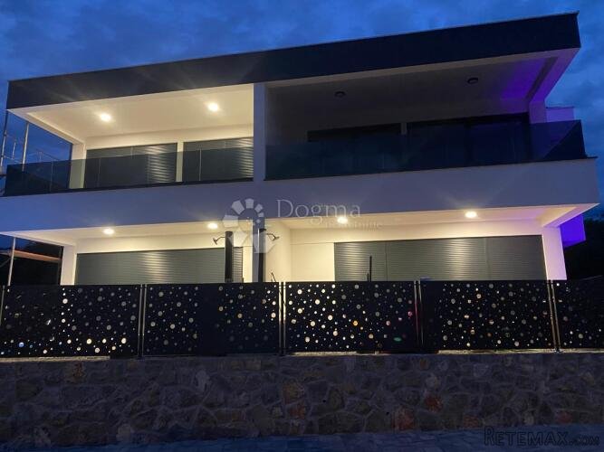 MALINSKA - DVOJNA KUĆA S BAZENOM NA LIJEPOJ LOKACIJI