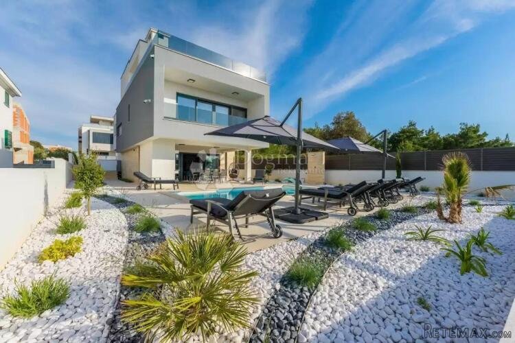 Luksuzna vila s bazenom i pogledom na more na atraktivnoj lo