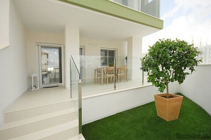 * 800 Metres to the Beach - 2 Bed 2..