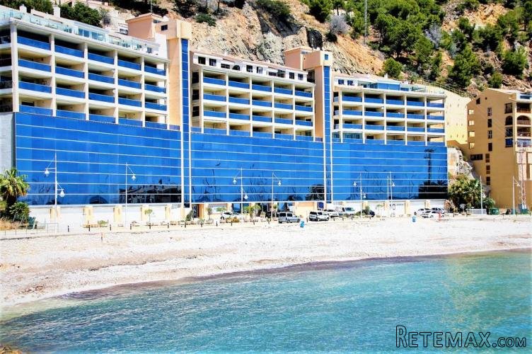Los apartamentos se ubican en Altea, en un complejo..