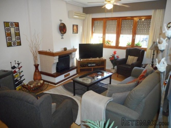 A charming 3 BEDROOM townhouse in Jacarilla has now come on.. - 2