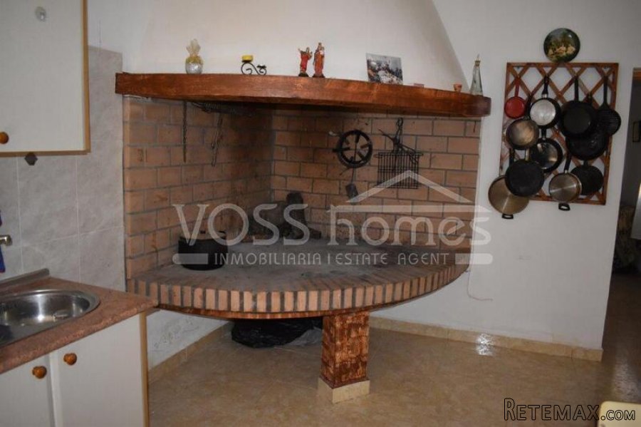 A spacious, 259m2, 4 bed, 2 bath edge of village house.. - 12