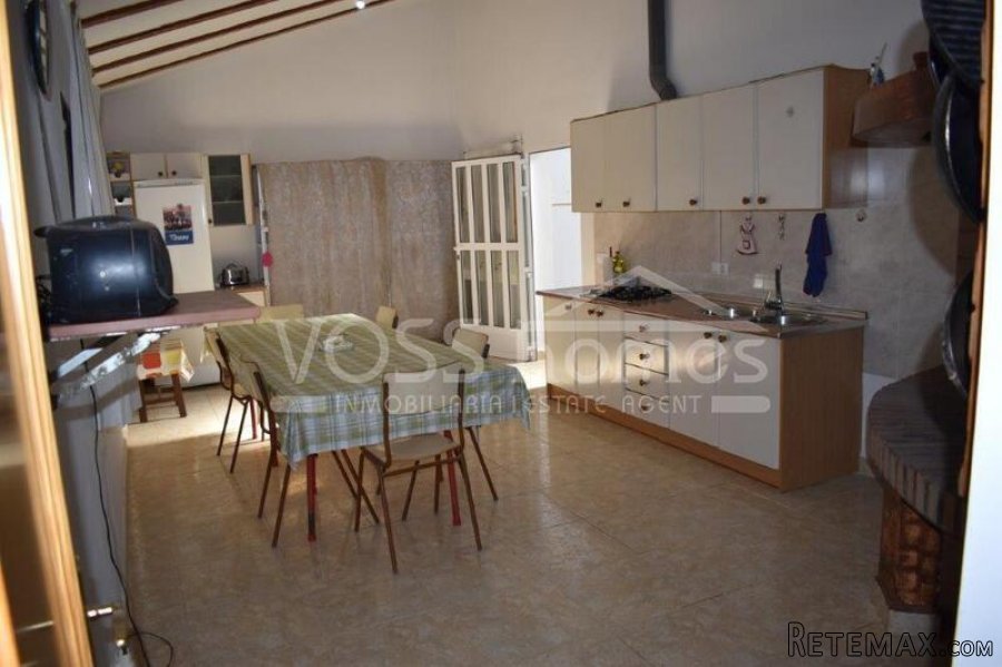 A spacious, 259m2, 4 bed, 2 bath edge of village house.. - 13