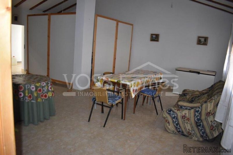 A spacious, 259m2, 4 bed, 2 bath edge of village house.. - 14