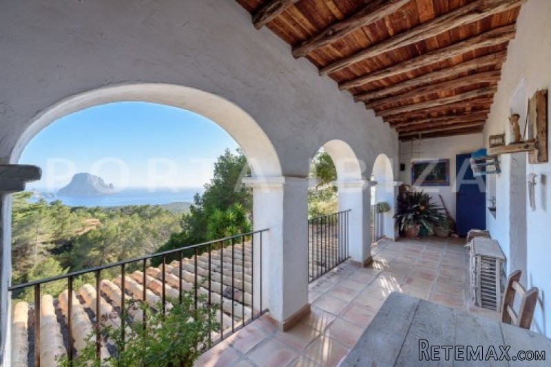 Unique property with fabulous panoramic.. - 2