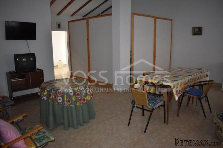 A spacious, 259m2, 4 bed, 2 bath edge of village house.. - 17