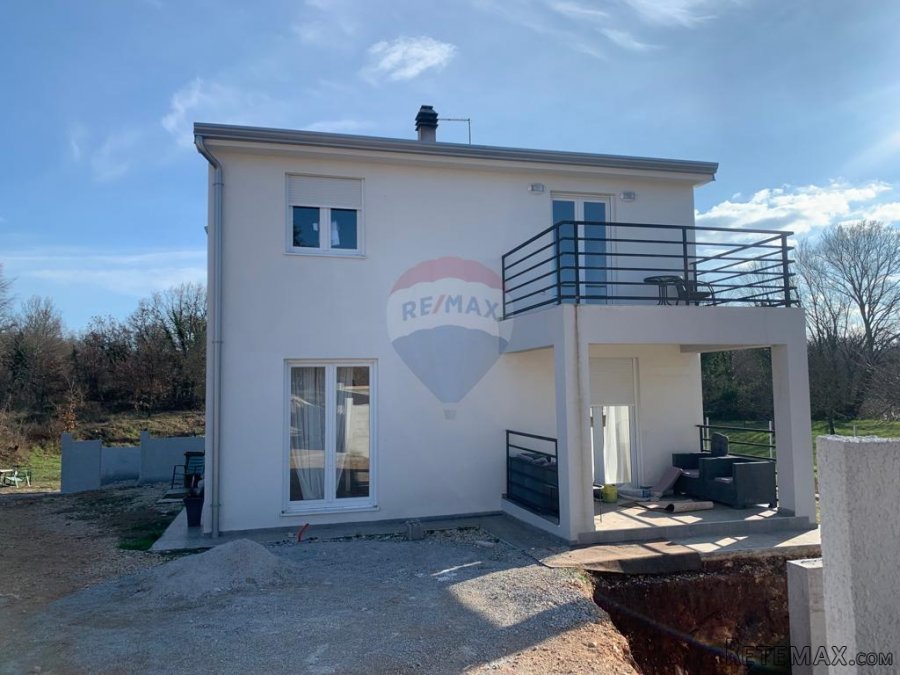 Baderna, lijepa dvojna kuća sa velikom okućnicom i bazenom