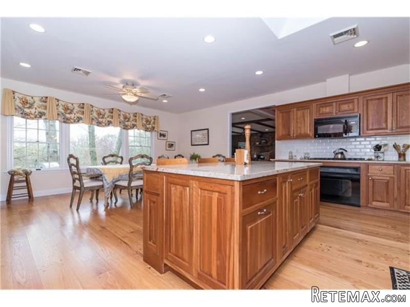 3 bedroom House For Sale: 892 RIVERBANK.. - 2