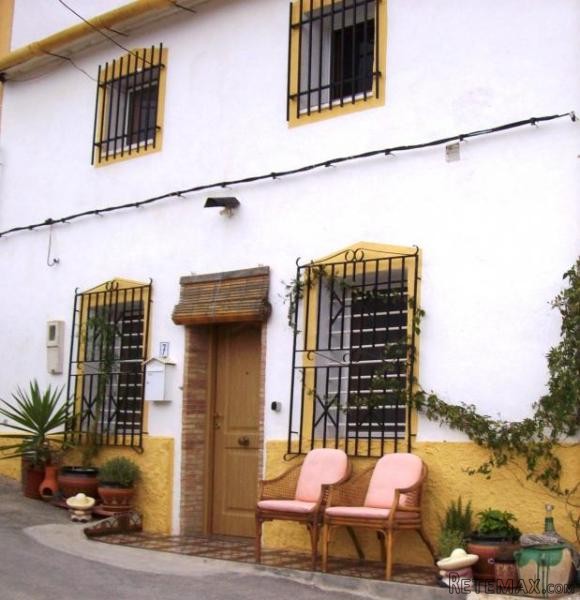 4 bed traditional townhouse in..