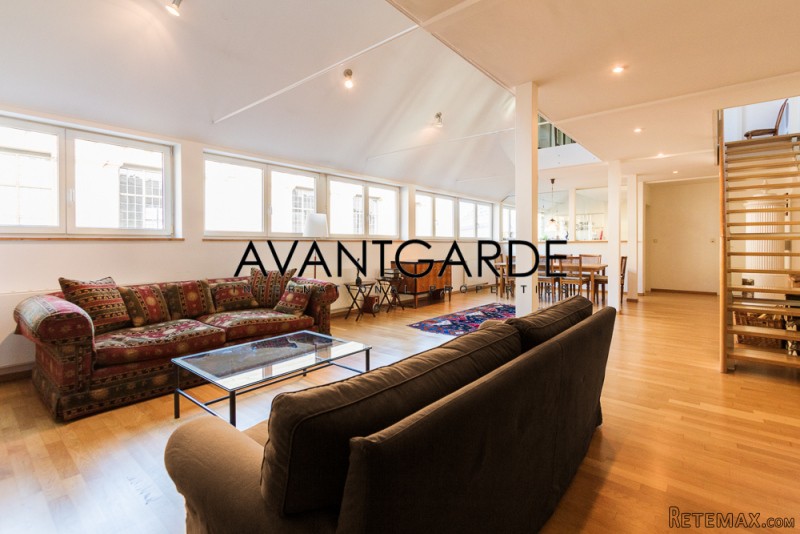 Bright top floor apartment near city..