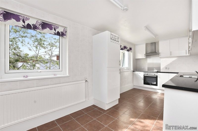4 Bedroom Purpose Built, Leasehold