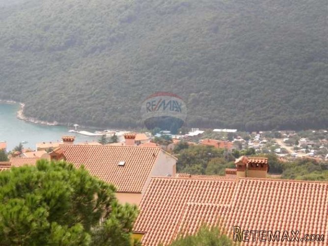 Dvoetažni stan u Rapcu s pogledom na more
